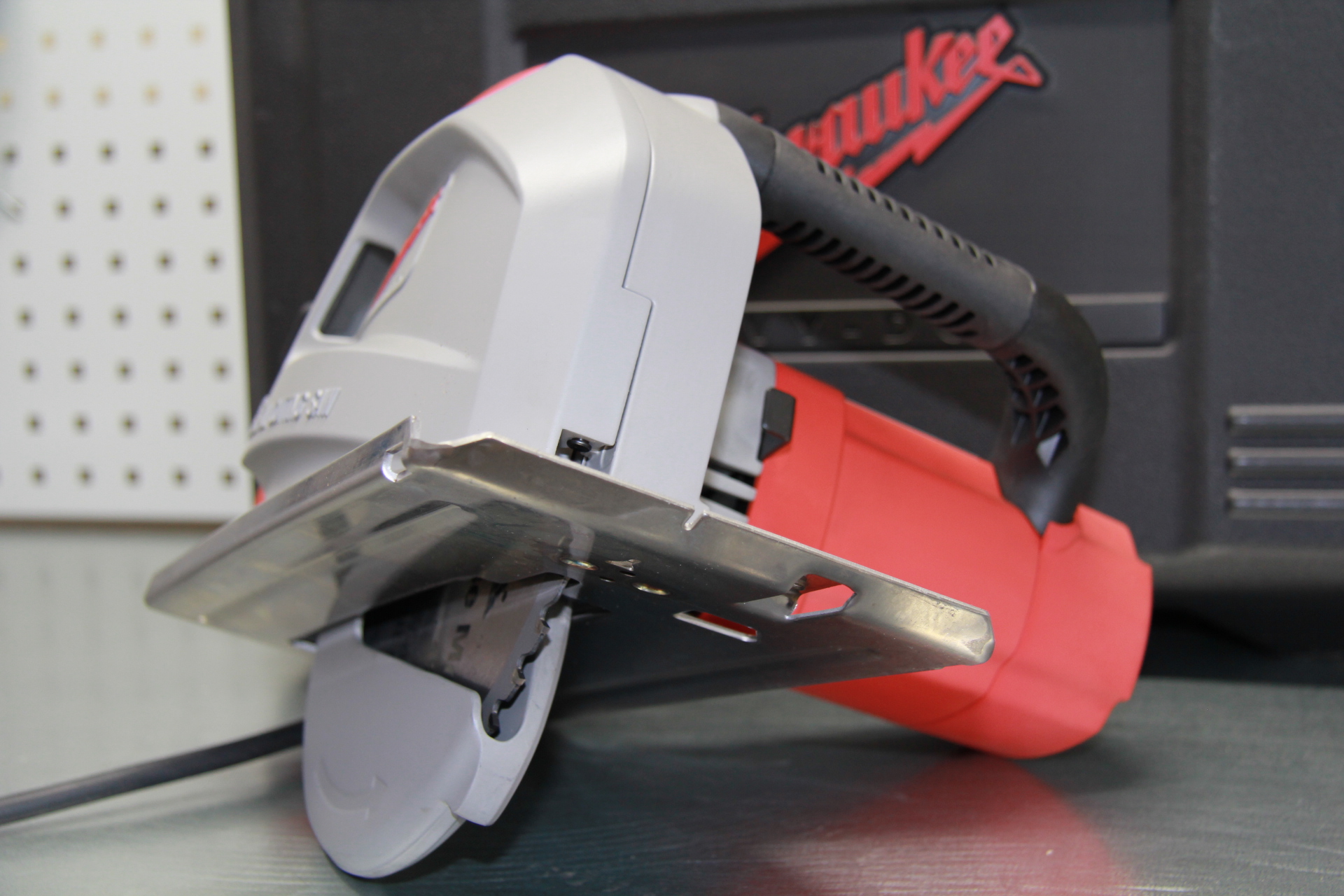 Циркулярная пила по металлу MCS65 Milwaukee